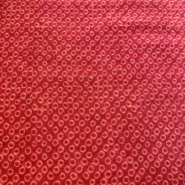 Tela roja con patrón de redondas