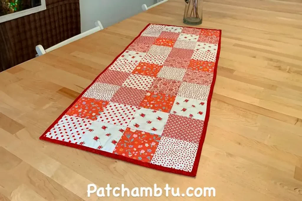 Camino de mesa pequeño con cuadrados tono rojo