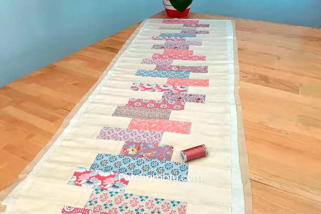 Camino de mesa hecho con telas Tilda